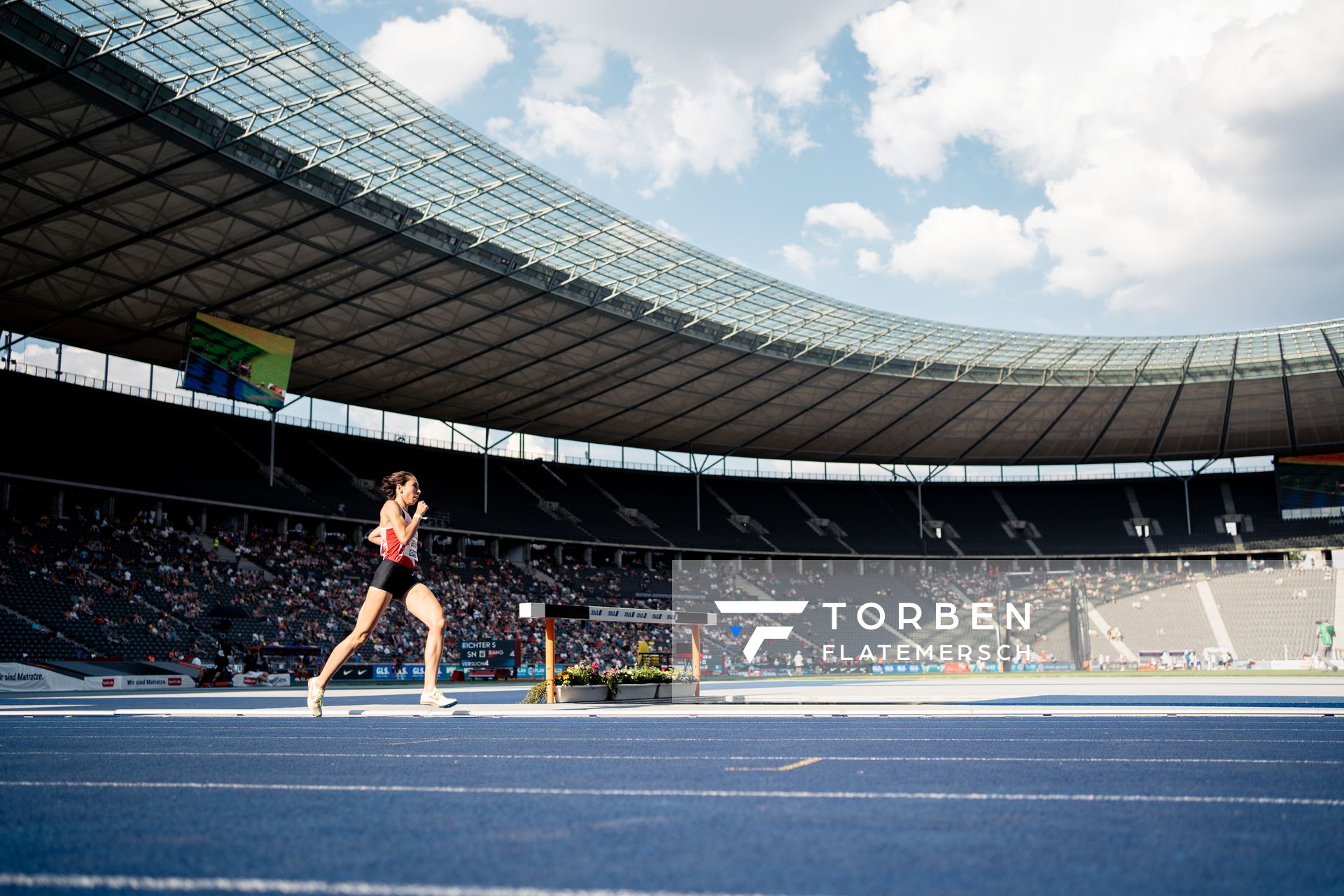 Selma Benfares (LC Rehlingen) ueber 5000m waehrend der deutschen Leichtathletik-Meisterschaften im Olympiastadion am 26.06.2022 in Berlin